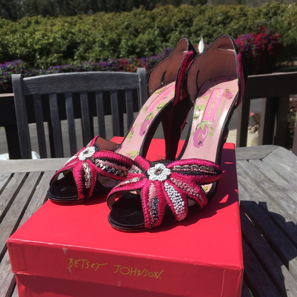 Betsey Johnson Embroidered High Heels sz 8